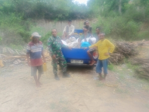 Semangat Hari Pahlawan, Babinsa Baumata Bantu Warga Jagung