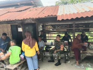 Babinsa Ramil Ende Laksanakan Komsos dan Pamwil, Jaga Keamanan Pasar Nangapanda