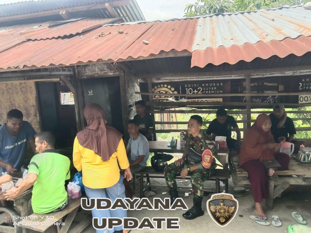 Babinsa Ramil Ende Laksanakan Komsos dan Pamwil, Jaga Keamanan Pasar Nangapanda