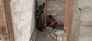 Babinsa Koramil 1627-03/Batutua Bantu Warga Rehap Rumah di Desa Mbali Lendeki