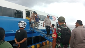 Babinsa Koramil Baa Aktif Monitor Mobilitas Penumpang Kapal Express Bahari di Rote Ndao