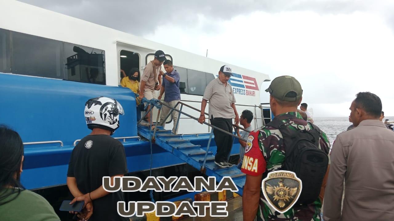 Babinsa Koramil Baa Aktif Monitor Mobilitas Penumpang Kapal Express Bahari di Rote Ndao