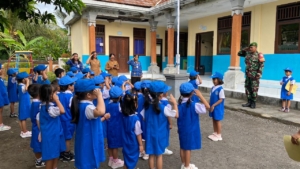 Bangkitkan Semangat Nasionalisme Sejak Dini, Sertu Wayan Darwa Pimpin Upacara Hari Pahlawan Di TK Semarapura Tengah