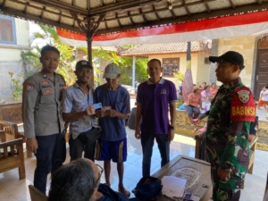 Berjalan Aman Dan Lancar, Babinsa Bunga Mekar Gelar Pengawasan Pencairan BLT DD Bulan Nipember