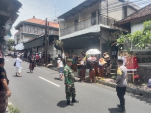 Babinsa Takmung Bersinergi Bersama Bhabinkamtibmas Dan Pecalang Kawal Upacara Pengabenan Warga binaan
