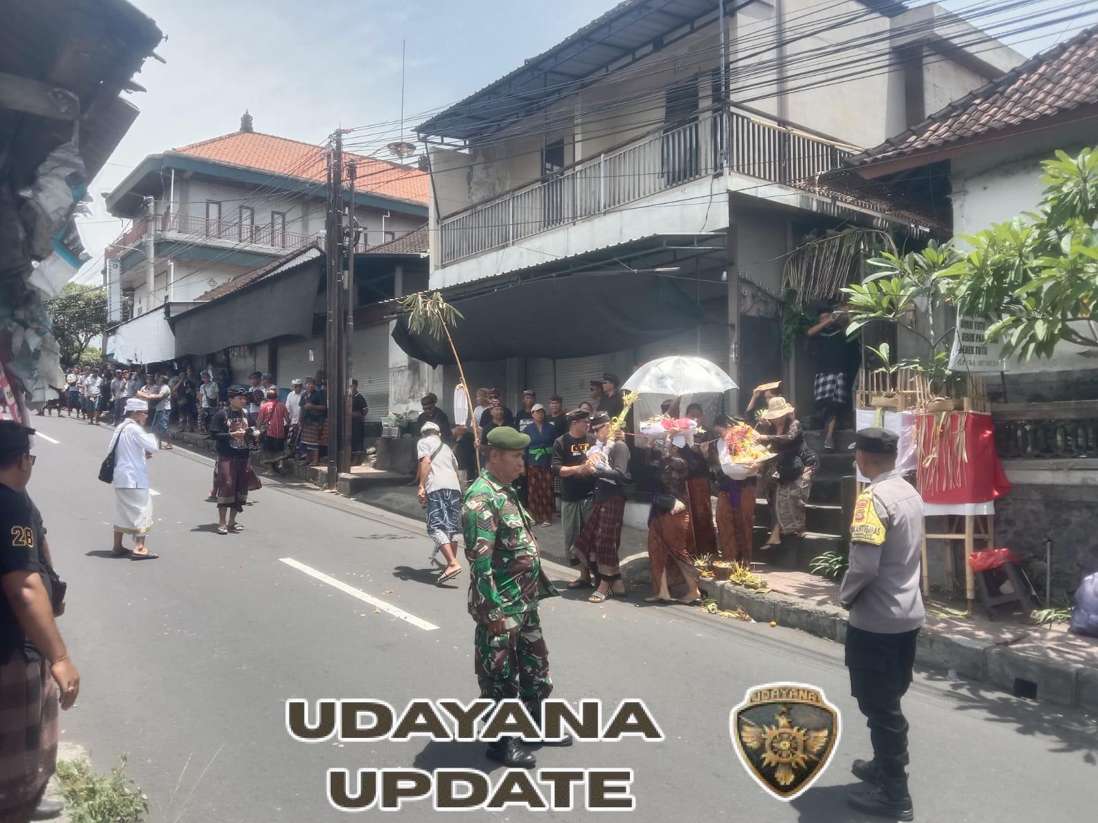 Babinsa Takmung Bersinergi Bersama Bhabinkamtibmas Dan Pecalang Kawal Upacara Pengabenan Warga binaan