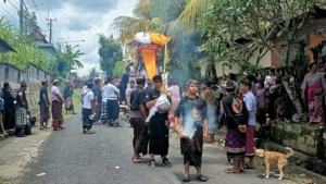 Babinsa Samplangan Amankan Jalannya Upacara Adat Ngaben Warga di Lingkungan Selat  Wujud Kepedulian, Babinsa Koramil Gianyar Hadir Kawal Prosesi Pitra Yadnya di Wilayah Binaan  Babinsa dan Bhabinkamtibmas Samplangan Jaga Kelancaran Rangkaian Upacara Ngaben  Babinsa Serka I Komang Yudiartana Dampingi Warga Dalam Pelaksanaan Upacara Adat Pitra Yadnya  Babinsa Turun Langsung Kawal Prosesi Ngaben, Ciptakan Situasi Aman dan Kondusif di Samplangan  Gianyar – Samplangan, Senin (10/11/2025) Dalam rangka memberikan rasa aman dan mendukung kelancaran kegiatan adat masyarakat, Babinsa Kelurahan Samplangan Koramil 1616-01/Gianyar Serka I Komang Yudiartana bersama Bhabinkamtibmas Samplangan melaksanakan pengamanan dan atensi kegiatan Upacara Adat Pitra Yadnya (Ngaben) almarhum Ni Wayan Suken (70 tahun), warga Lingkungan Selat, Kelurahan Samplangan, Kecamatan Gianyar, Kabupaten Gianyar.  Pelaksanaan upacara adat dimulai dari rumah duka, dipimpin oleh pemuka agama dan dihadiri oleh pihak keluarga serta warga sekitar. Prosesi dilanjutkan dengan iring-iringan menuju tempat perabuan, yang berlangsung dengan penuh khidmat dan tertib.  Dalam kesempatan tersebut, Babinsa bersama aparat terkait turut melakukan pengaturan lalu lintas dan pengamanan jalannya prosesi adat, guna memastikan kegiatan berjalan aman dan lancar. Kehadiran Babinsa juga menjadi bagian dari upaya membangun kedekatan dan hubungan harmonis dengan masyarakat binaan, sekaligus bentuk penghormatan terhadap kearifan lokal dan nilai-nilai adat istiadat di wilayah binaannya.  Prosesi upacara adat Pitra Yadnya ini diikuti oleh sekitar 120 orang krama adat Selat, dengan situasi secara umum berlangsung aman, tertib, dan kondusif hingga akhir kegiatan.  (Pendim 1616/Gianyar)