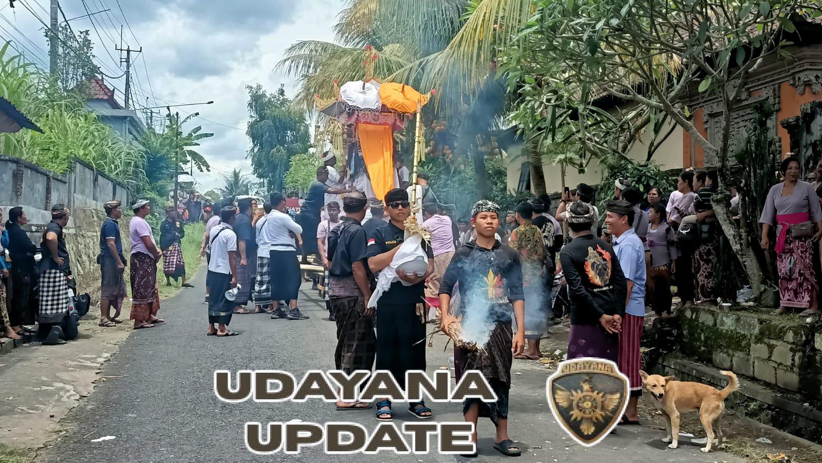 Babinsa Samplangan Amankan Jalannya Upacara Adat Ngaben Warga di Lingkungan Selat  Wujud Kepedulian, Babinsa Koramil Gianyar Hadir Kawal Prosesi Pitra Yadnya di Wilayah Binaan  Babinsa dan Bhabinkamtibmas Samplangan Jaga Kelancaran Rangkaian Upacara Ngaben  Babinsa Serka I Komang Yudiartana Dampingi Warga Dalam Pelaksanaan Upacara Adat Pitra Yadnya  Babinsa Turun Langsung Kawal Prosesi Ngaben, Ciptakan Situasi Aman dan Kondusif di Samplangan  Gianyar – Samplangan, Senin (10/11/2025) Dalam rangka memberikan rasa aman dan mendukung kelancaran kegiatan adat masyarakat, Babinsa Kelurahan Samplangan Koramil 1616-01/Gianyar Serka I Komang Yudiartana bersama Bhabinkamtibmas Samplangan melaksanakan pengamanan dan atensi kegiatan Upacara Adat Pitra Yadnya (Ngaben) almarhum Ni Wayan Suken (70 tahun), warga Lingkungan Selat, Kelurahan Samplangan, Kecamatan Gianyar, Kabupaten Gianyar.  Pelaksanaan upacara adat dimulai dari rumah duka, dipimpin oleh pemuka agama dan dihadiri oleh pihak keluarga serta warga sekitar. Prosesi dilanjutkan dengan iring-iringan menuju tempat perabuan, yang berlangsung dengan penuh khidmat dan tertib.  Dalam kesempatan tersebut, Babinsa bersama aparat terkait turut melakukan pengaturan lalu lintas dan pengamanan jalannya prosesi adat, guna memastikan kegiatan berjalan aman dan lancar. Kehadiran Babinsa juga menjadi bagian dari upaya membangun kedekatan dan hubungan harmonis dengan masyarakat binaan, sekaligus bentuk penghormatan terhadap kearifan lokal dan nilai-nilai adat istiadat di wilayah binaannya.  Prosesi upacara adat Pitra Yadnya ini diikuti oleh sekitar 120 orang krama adat Selat, dengan situasi secara umum berlangsung aman, tertib, dan kondusif hingga akhir kegiatan.  (Pendim 1616/Gianyar)