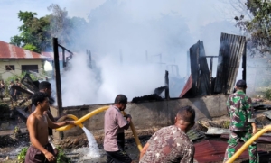 Satgaster Pos Metamauk Gerak Cepat Bersama Warga Bantu Padamkan Kebakaran Rumah Warga