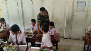 Babinsa Sukasada Dampingi Launching Program Makan Bergizi di SDN 3 Sambangan
