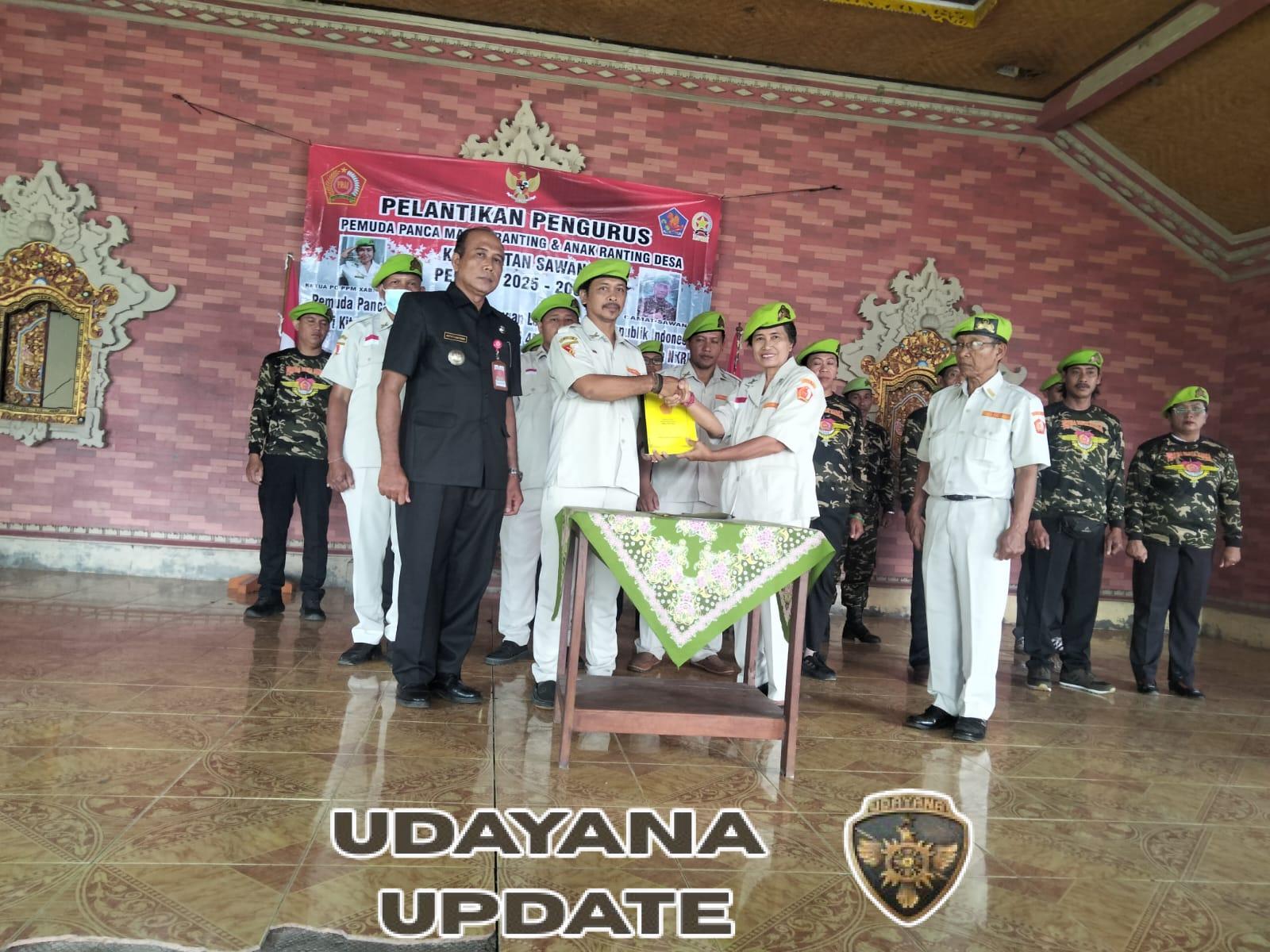 Semarak Hari Pahlawan ke-80, PPM Ranting Sawan dan Anak Ranting Galungan Resmi Dilantik di Wantilan Desa Galungan