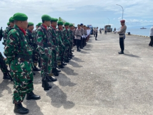 Menghormati perjuangan para pahlawan, Prajurit Kodim 1623/Karangasem mengikuti upacara tabur bunga dalam rangka hari pahlawan ke 80.