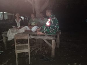 Patroli Kongkow Babinsa Rasabou Bahas Keamanan Lingkungan Malam Hari