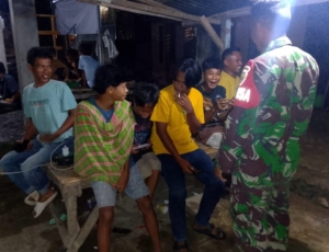 Babinsa Koramil Monta Ajak Warga Aktif Jaga Keamanan Lingkungan  Patroli Malam Babinsa Desa Tangga Baru Tingkatkan Komunikasi dengan Anak Muda  Babinsa Monta Imbau Remaja Hindari Nongkrong Larut Malam yang Picu Konflik  Babinsa Simpasai Serukan Jaga Silaturahmi dan Ketertiban Desa  Patroli Babinsa Koramil 1608-07 Monta Berjalan Aman dan Tertib    Monta _ Senin, 10 November 2025, para Babinsa dari Koramil 1608-07/Monta melaksanakan patroli dan ronda malam di berbagai desa binaan seperti Sakuru, Tangga Baru, Monta, dan Simpasai. Mereka tidak hanya melakukan pengawasan, tetapi juga mengajak warga terutama anak muda untuk berperan aktif menjaga keamanan dan ketertiban lingkungan. Babinsa memberikan pemahaman bahwa menjaga lingkungan aman bukan hanya tugas aparat, melainkan tanggung jawab bersama.  Dalam kegiatan patroli malam di Desa Tangga Baru, Kopda Usman melakukan komunikasi sosial dengan anak muda secara santai. Tujuannya membangun hubungan positif dan mengarahkan mereka pada aktivitas yang bermanfaat, sekaligus memberikan edukasi mengenai bahaya narkoba, pergaulan bebas, dan minuman keras. Ini menjadi langkah penting untuk mencegah generasi muda terjerumus ke hal-hal negatif.  Babinsa Sertu Ibnu Aufah di Desa Monta menekankan pentingnya pengawasan terhadap anak remaja yang sering nongkrong hingga larut malam. Mengingat pernah ada konflik antar desa, Babinsa mengimbau warga melaporkan kejadian mencurigakan ke RT, RW, dan aparat setempat agar dapat dicari solusi bersama melalui jalur perdamaian. Sedangkan di Desa Simpasai, Babinsa Sertu Sahruddin mengingatkan warga untuk menjaga silaturahmi dan ketertiban, serta menghindari tindakan main hakim sendiri yang dapat berujung masalah hukum.  Kegiatan patroli dan ronda malam tersebut berjalan dengan aman dan tertib, membuktikan sinergi Babinsa dengan masyarakat dalam menjaga keamanan desa agar tetap kondusif. Upaya berkelanjutan ini diharapkan mampu menciptakan lingkungan yang damai dan harmonis bagi seluruh warga.