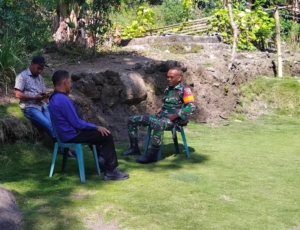 Babinsa Koramil 1602-03/Detusoko Gelar Komsos dan Pantau Keamanan Desa Nggumbelaka