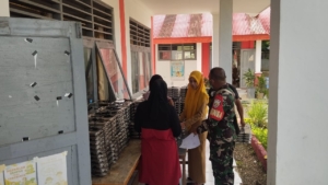 Babinsa Rote Timur Dampingi Kegiatan Pemberian Makanan Bergizi untuk Ribuan Pelajar di Rote Ndao