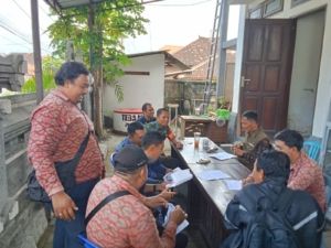 Babinsa Pengambengan Gelar Komsos di Kantor Desa, Pererat Kemanunggalan TNI dan Rakyat