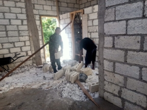 Babinsa Koramil 1627-01/Ba’a Wujudkan Kemanunggalan TNI-Rakyat, Gotong Royong Bangun Rumah Warga di Desa Nggelodae