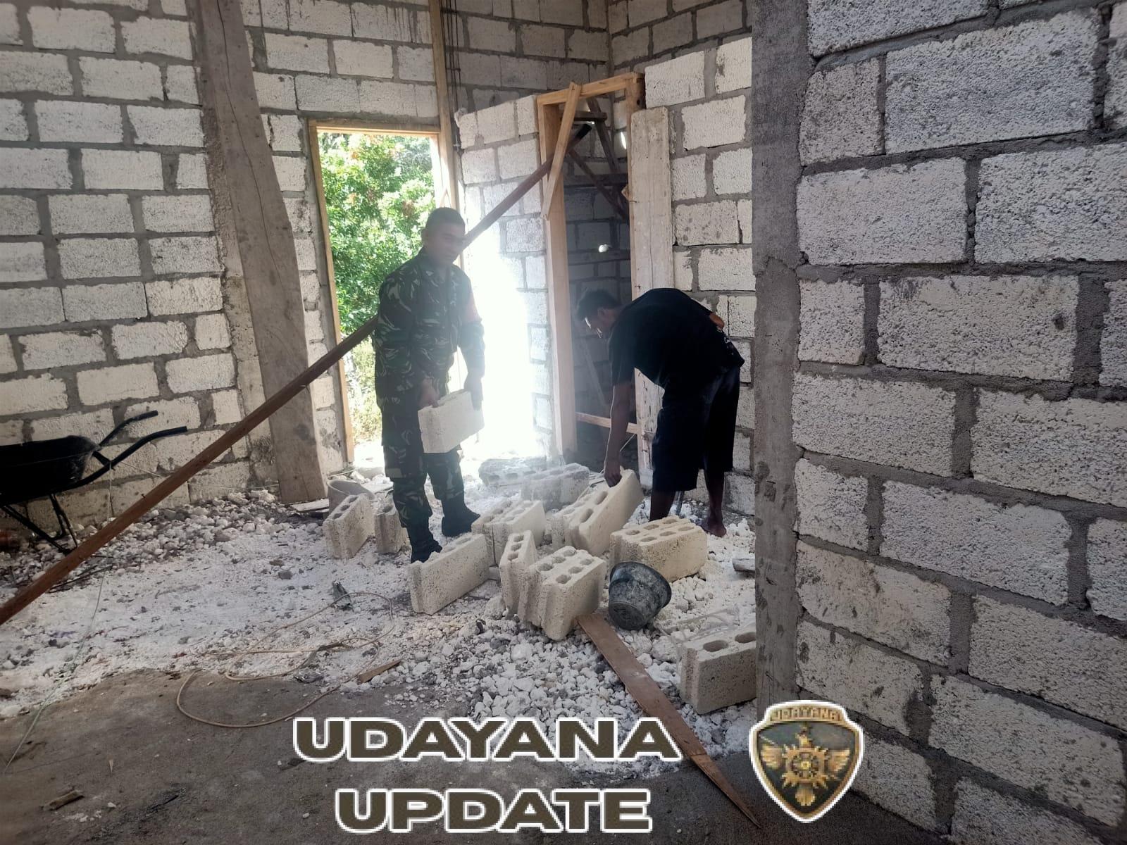 Babinsa Koramil 1627-01/Ba’a Wujudkan Kemanunggalan TNI-Rakyat, Gotong Royong Bangun Rumah Warga di Desa Nggelodae