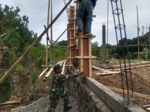 Babinsa Koramil 1602-04/Maurole Turun Tangan Bantu Warga Perbaiki Rumah Layak Huni di Desa Wolomuku