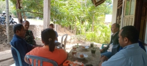 Komsos Babinsa dengan Masyarakat Desa Bantala: Jaga Kondusivitas dan Harmoni