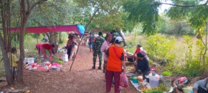 Pemantauan Babinsa di Pasar Loang Duawutun, Perkuat Silaturahmi dan Kondusivitas Wilayah