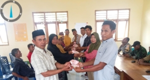 Serma Sukardin Kawal Penyaluran BLT Dana Desa untuk 25 Keluarga di Desa Nanga Lili