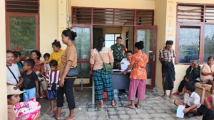 Sertu Armando Ndahawali Pastikan Penyaluran Bansos dan BLT Kesra Tepat Sasaran di Kecamatan Haharu