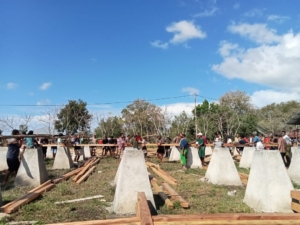 Wujud Kepedulian, Babinsa Koramil 06/Karera Bantu Warga Bangun Rumah