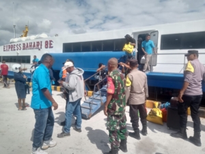 Babinsa Koramil 1627-01/Ba’a Laksanakan Pemantauan Kapal Expres Bahari 8E di Pelabuhan Ba’a