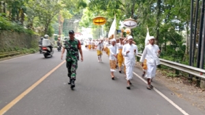 TNI  Polri Dan pecalang Di Desa Tusan Bersinergi Kawal Prosesi Upacara Nunas Tirta
