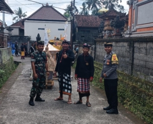 Babinsa Bersama Bhabinkamtibmas Dan Pecalang Desa Tohpati Amankan Upacara Keagamaan