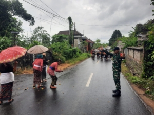 Babinsa Manduang Bersinergi Gelar Pengamanan Upacara Pitra Yadnya
