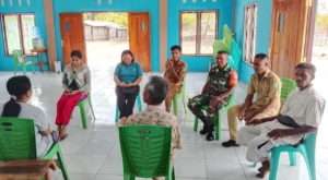 Babinsa Koramil 1618-06/Bian Pererat Hubungan dengan Warga Melalui Komsos di Desa Oepuah