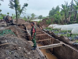 Babinsa Sukasada Awasi Proyek Pelebaran Drainase di Desa Pancasari