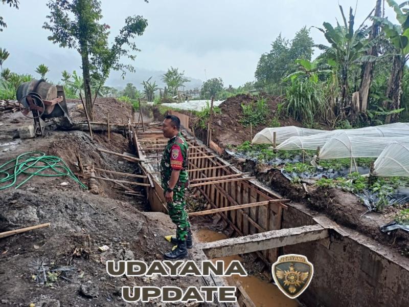 Babinsa Sukasada Awasi Proyek Pelebaran Drainase di Desa Pancasari