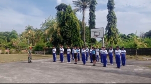 Serka Putu Mudita Isi Pagi Siswa SMK PGRI Patas dengan Latihan Baris-Berbaris
