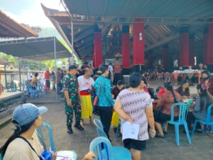 Babinsa Desa Antiga Koramil 1623-05/Manggis Dampingi Kegiatan Bakti Sosial Kesehatan di Wilayah Binaannya.