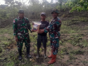 Petani Di Perbatasan RI-RDTL Terima Bantuan Bibit Jagung Dari Satgaster Pos Halibete I dan Pos Halibete II