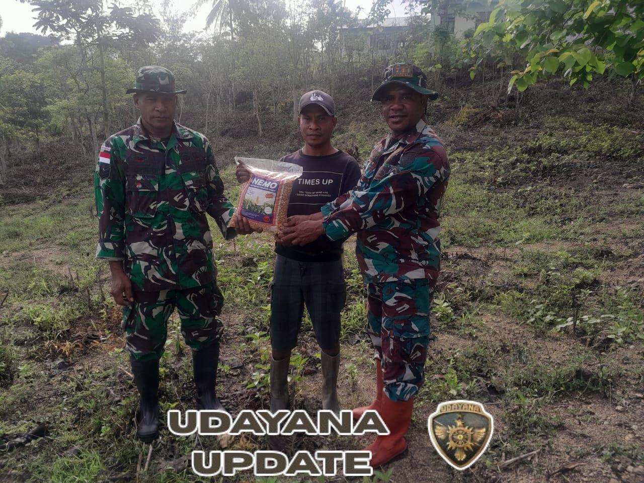 Petani Di Perbatasan RI-RDTL Terima Bantuan Bibit Jagung Dari Satgaster Pos Halibete I dan Pos Halibete II