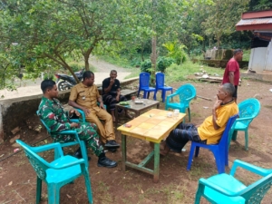 Babinsa Maurole Tingkatkan Kemanunggalan TNI-Rakyat melalui Komsos dan Pamwil di Desa Nggesa