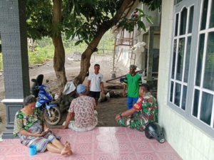 Babinsa Koramil Ende Utara Tingkatkan Kamtibmas Lewat Komsos dan Pamwil di Dusun Puumbara