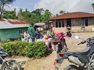 Babinsa Koramil 03/Detusoko Lakukan Komsos dan Pemantauan Wilayah di Desa Ndenggarongge