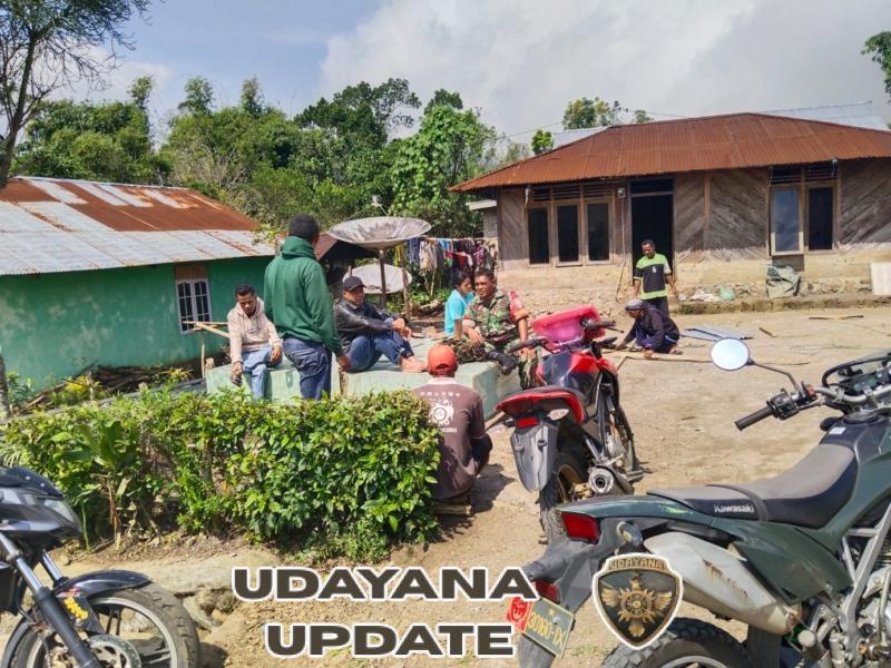 Babinsa Koramil 03/Detusoko Lakukan Komsos dan Pemantauan Wilayah di Desa Ndenggarongge