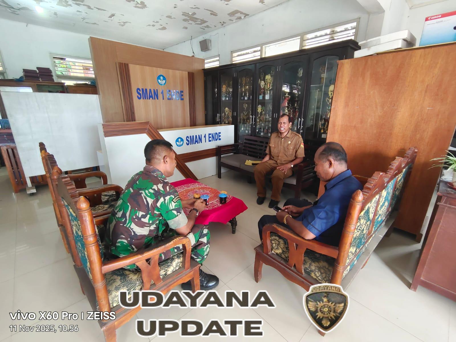 Babinsa Koramil 1602-01/Ende Kunjungi SMAN 1 Ende, Sosialisasikan Pramuka Saka Wira Kartika