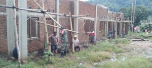 Babinsa Wolowaru Gelar Karya Bakti, Bantu Pembangunan Rumah Warga di Desa Fatamari