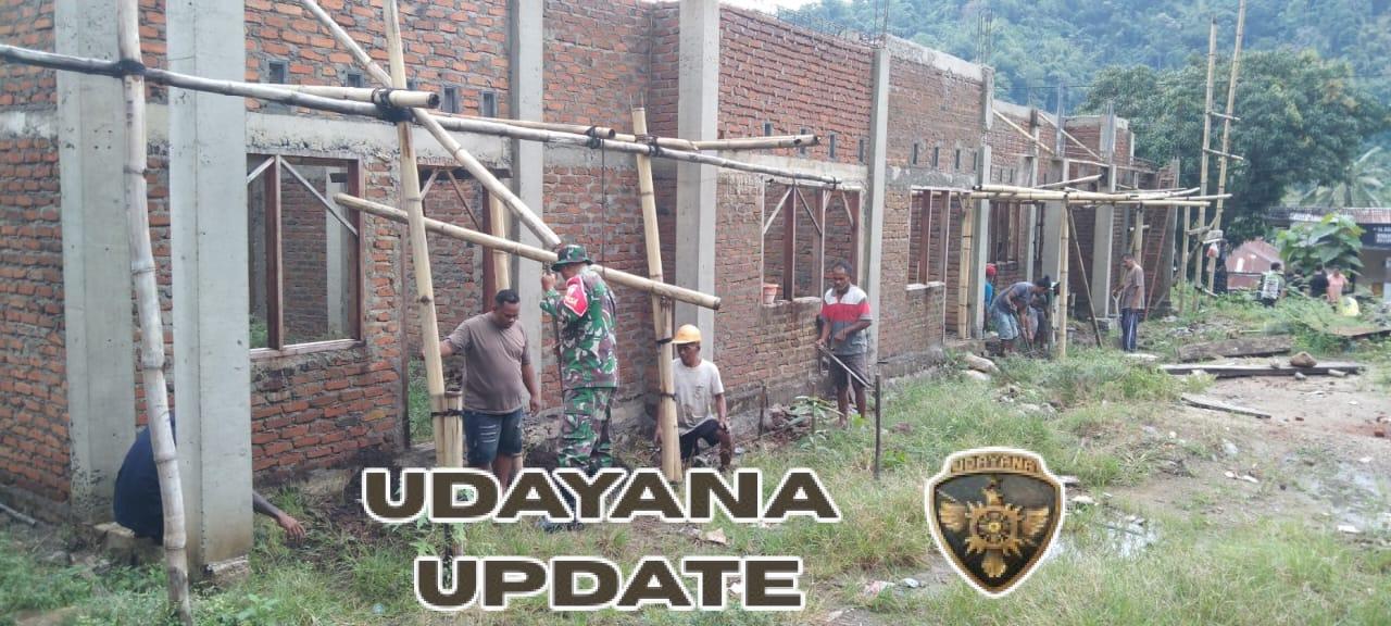 Babinsa Wolowaru Gelar Karya Bakti, Bantu Pembangunan Rumah Warga di Desa Fatamari