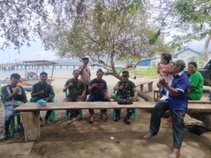 Babinsa Naikliu Bersama Dinas Peternakan Gelar Vaksinasi Hewan