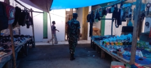 Babinsa Himbau Warga Pasar Balauring Jaga Keamanan dan Kenyamanan Bersama
