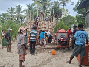 TNI dan Warga Desa Sini Gotong Royong Bangun Bak Resofer Bantuan Kodam IX/Udayana